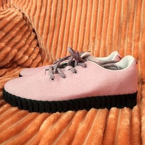 Cute light pink sneakers size 10